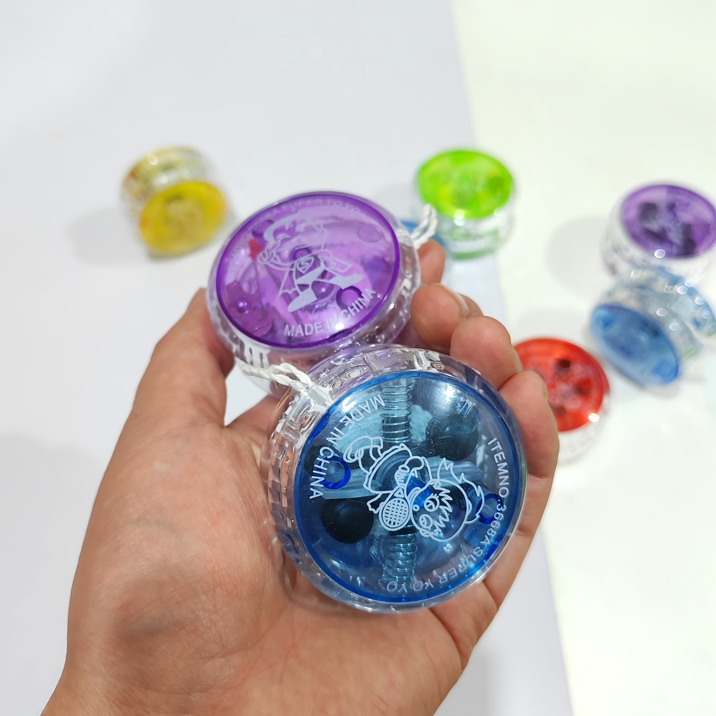 Luminous yo yo, cute bright colored yo yo - perfect for classroom prizes, holiday gifts such as Christmas, Halloween, or Thanksgiving